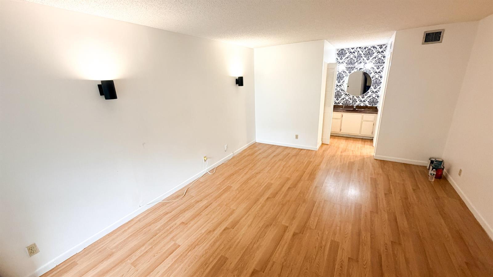 Building Photo - 6475 W Oakland Park Blvd