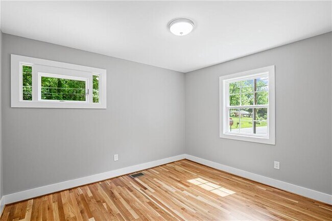 Building Photo - 2889 Macon Dr SE