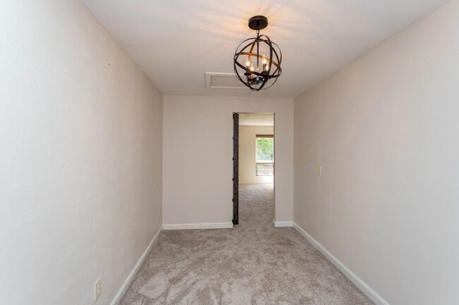 Building Photo - Beautiful Townhome in Central Colorado Springs!