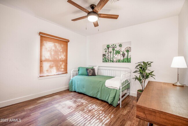 Building Photo - 1301 W Glenrosa Ave