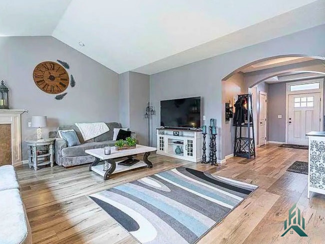 Building Photo - Updated 3 bedroom, 2 bathroom Single-famil...