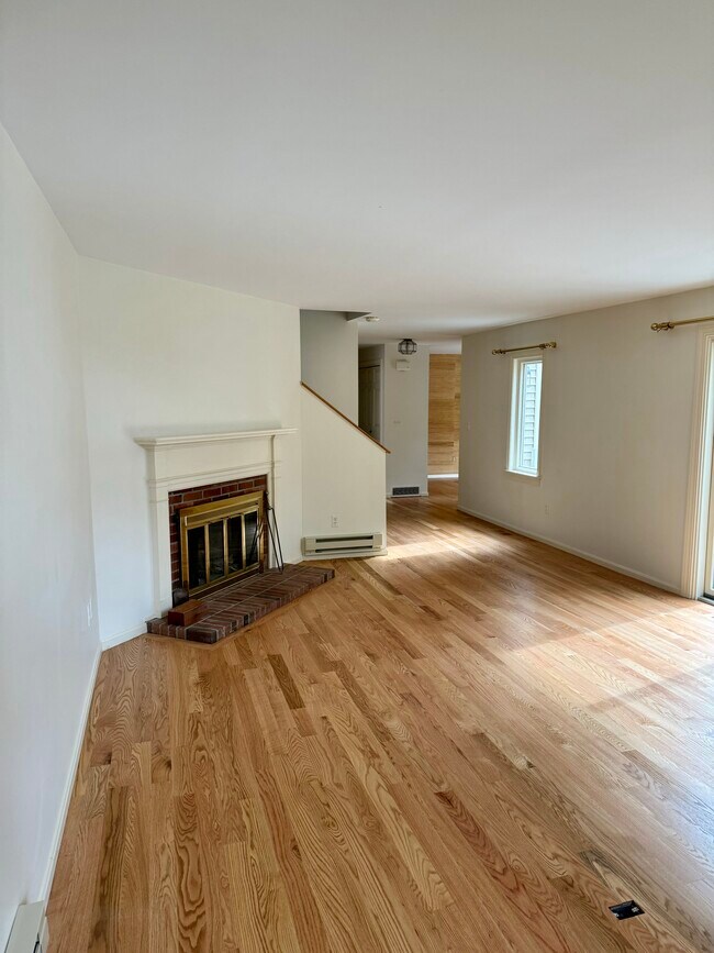 Building Photo - 5 Daybreak