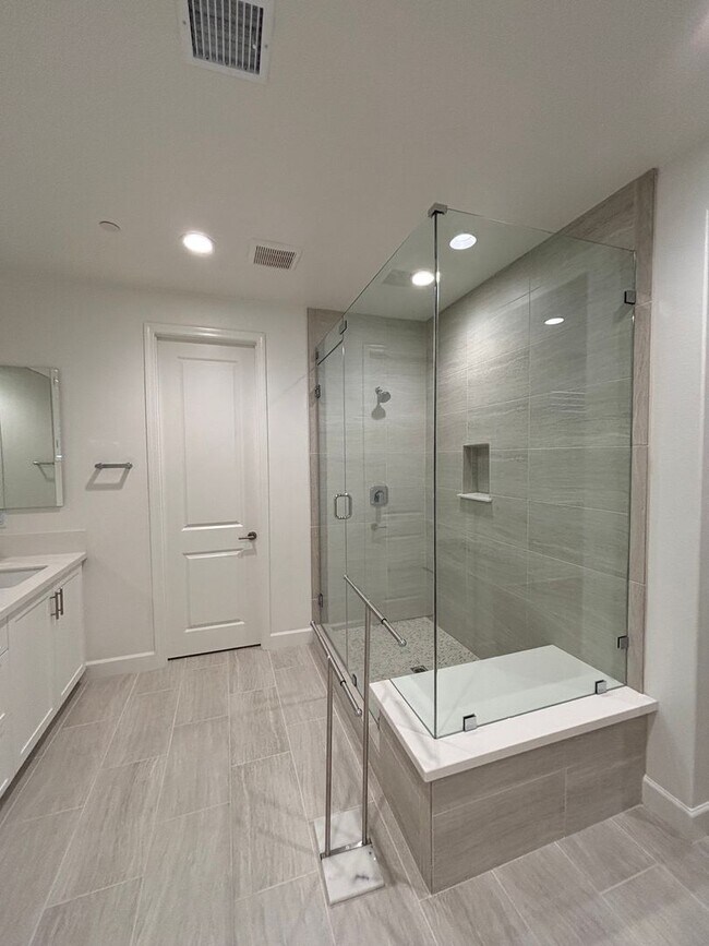 Building Photo - Gorgeous New Build in East Ventura