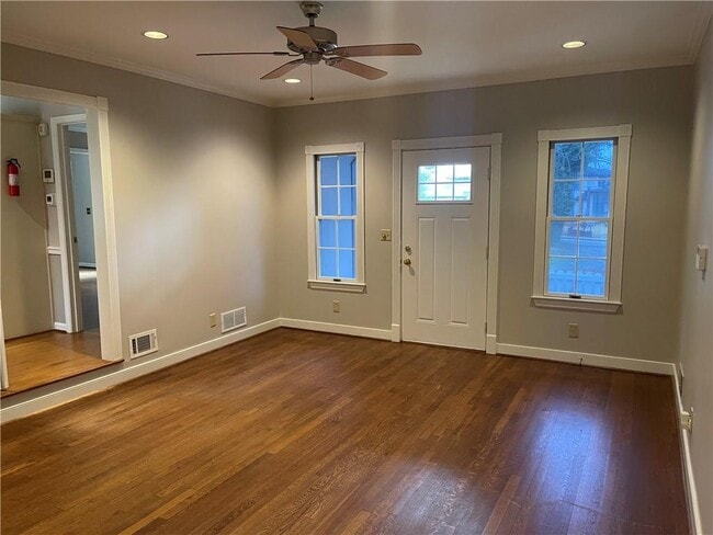 Building Photo - 119 Woodlawn Dr NE