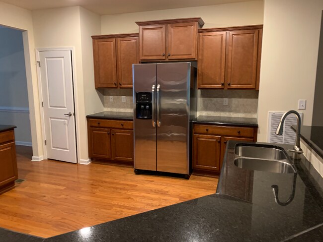 Building Photo - 717 Edgewater Ridge Ct