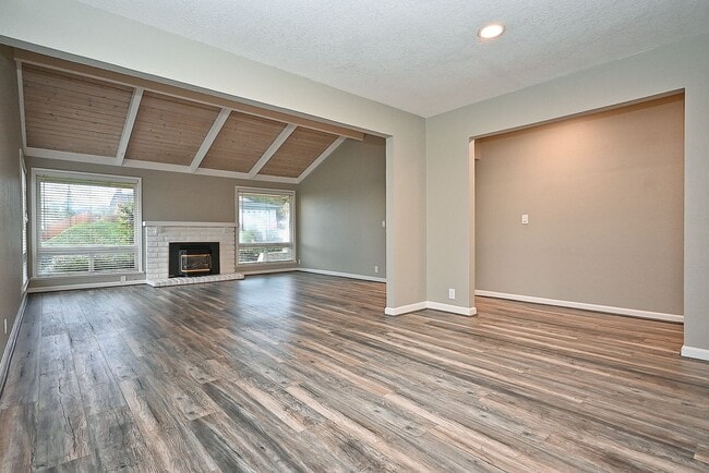 Building Photo - $3,950 -- STUNNING 4B/2BTH HOME IN BRIAR H...