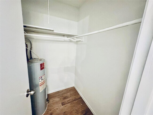 Building Photo - 1912 Valley Hill Cir