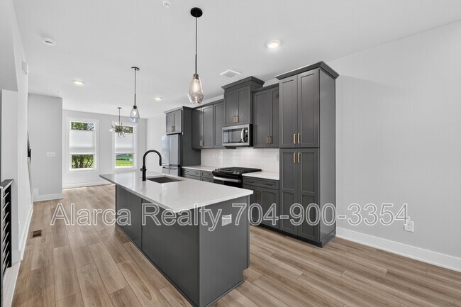 Building Photo - 5018 Tiny Ln