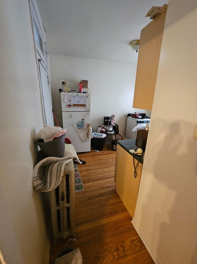Building Photo - Lovely and Very Large Ravenswood Manor 1 BR