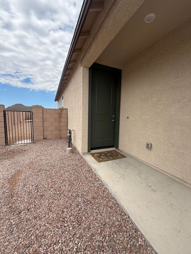 Building Photo - Gorgeous 3 Bedroom 2 Bath with modern upgrades in the home!
