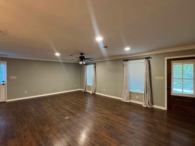 Building Photo - 1498 Garland Dr