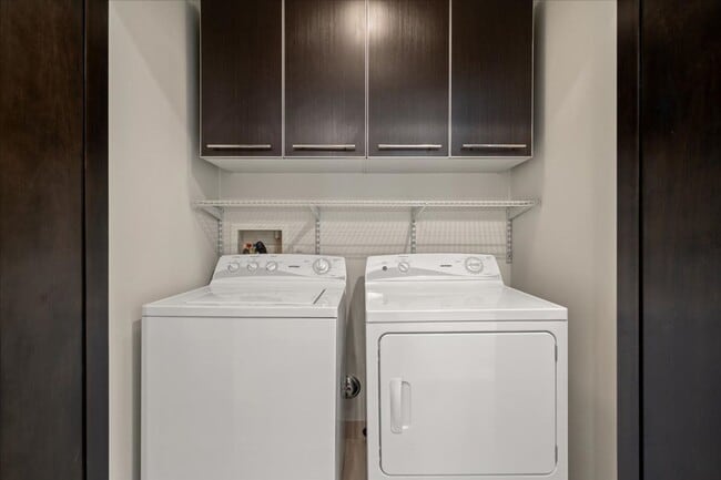Building Photo - Serene Resort Community, 2 bd, 2 bth, 2 Story Gym, Rooftop Deck, 4 Pools