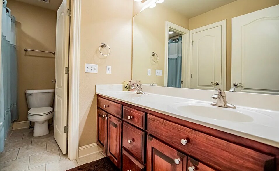 Building Photo - 3089 N Dorchester Dr