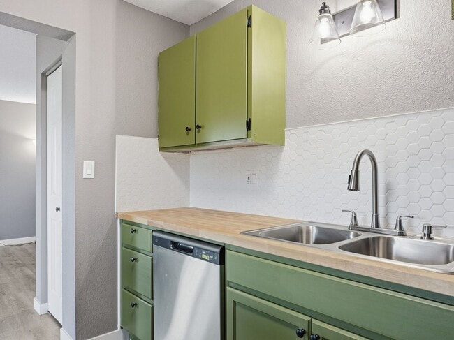 Building Photo - 336 NE Skipanon Dr