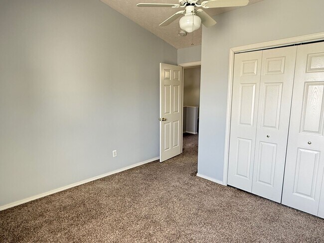 Building Photo - Beautifully decorated 3BR townhouse in Bloomington