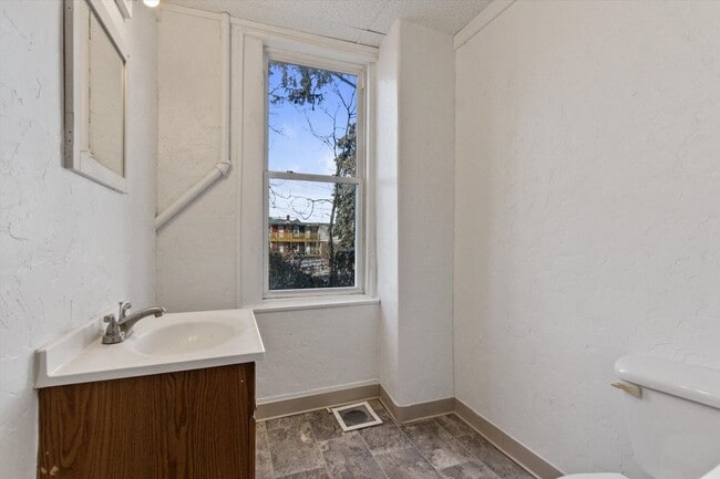 Building Photo - Bright 3 Bedroom, 1.5 Bath Home with Private Yard!