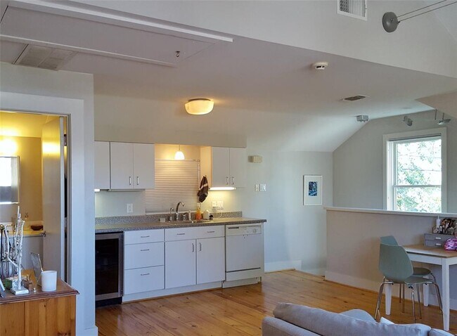 Building Photo - 1018 Highland St