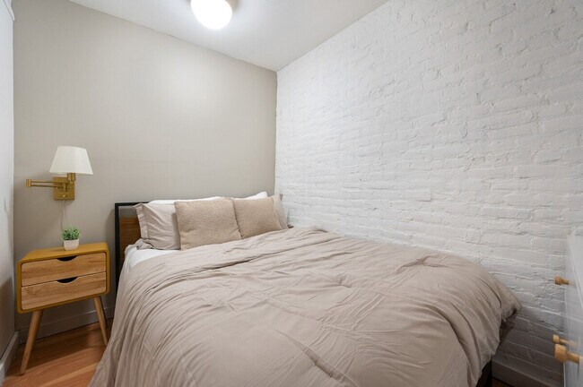 Building Photo - 309 W 28th St