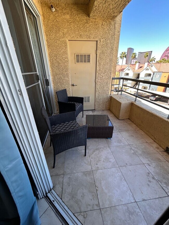 Building Photo - Beautiful  furnished 1 bedroom with a view of the Sphere!