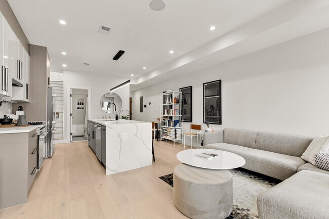 Building Photo - 2478 1/2 Ontario Road Northwest-SI ID1011218P