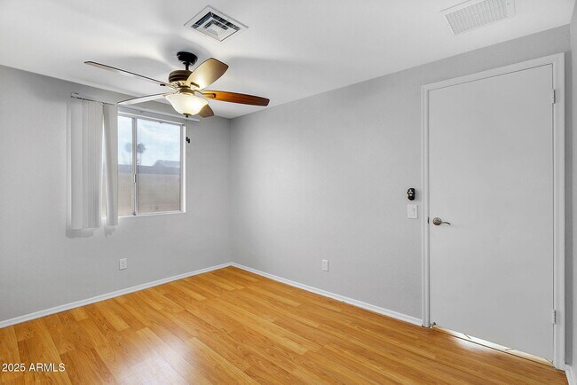 Building Photo - 1511 W Mesquite St