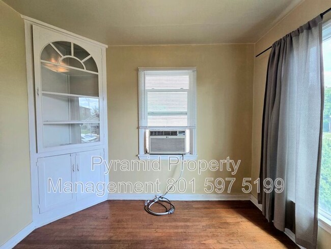 Building Photo - 825-827 E 620 N