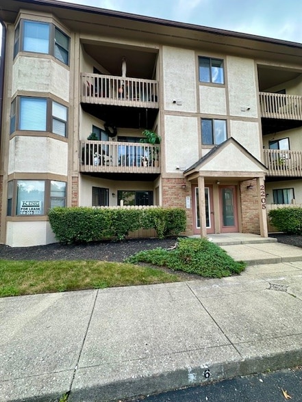 Building Photo - 2205 Hedgerow Road