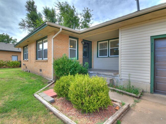 Building Photo - 710 Highland Pkwy