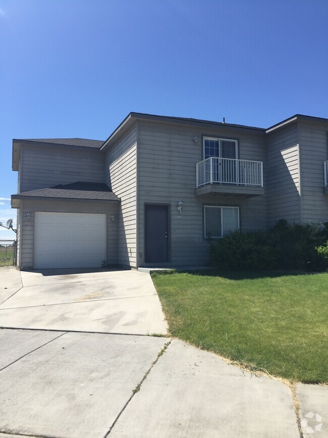 Building Photo - 3 bedroom 2.5 bath with and fenced yard