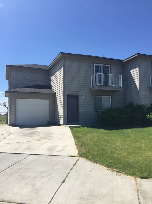 Primary Photo - 3 bedroom 2.5 bath with and fenced yard