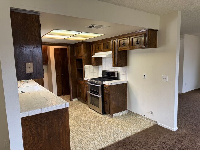 Building Photo - 1586 Hawthorne Dr