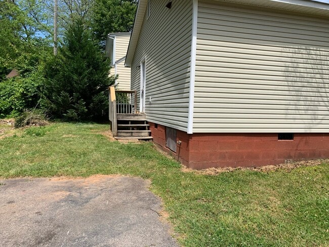 Building Photo - SHORT TERM HOME RENTAL AVAILABLE IN DESIRABLE HAYES BARTON/MIDTOWN--RANCH--3 BEDROOMS-2 BATHS--RO...