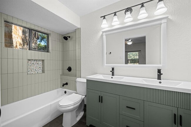 Building Photo - 4711 Spicewood Springs Rd