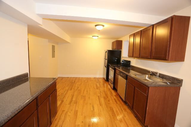 Building Photo - 1130 W Oakdale Ave