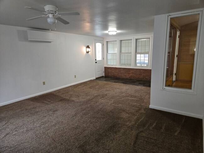 Building Photo - 132 Corll St