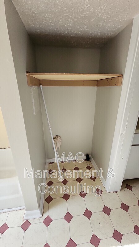 Building Photo - 311 S Mark Twain St