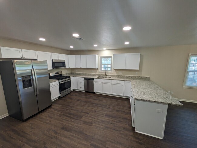 Building Photo - 423 S Bristow Ave