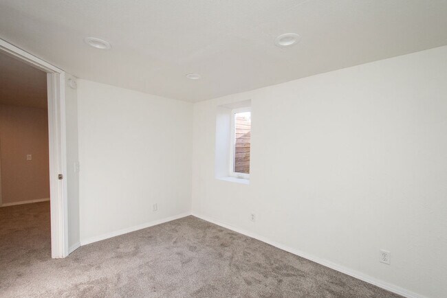 Building Photo - 206 5th Ave E