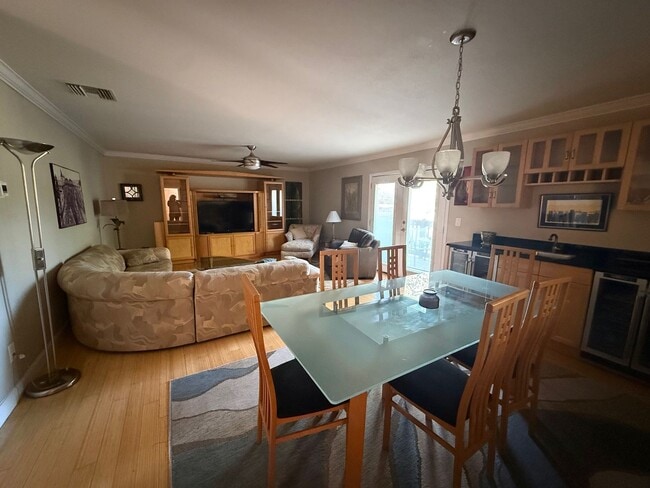 Building Photo - Beautiful 2BR/2BA Condo Centrally located in Sarasota!