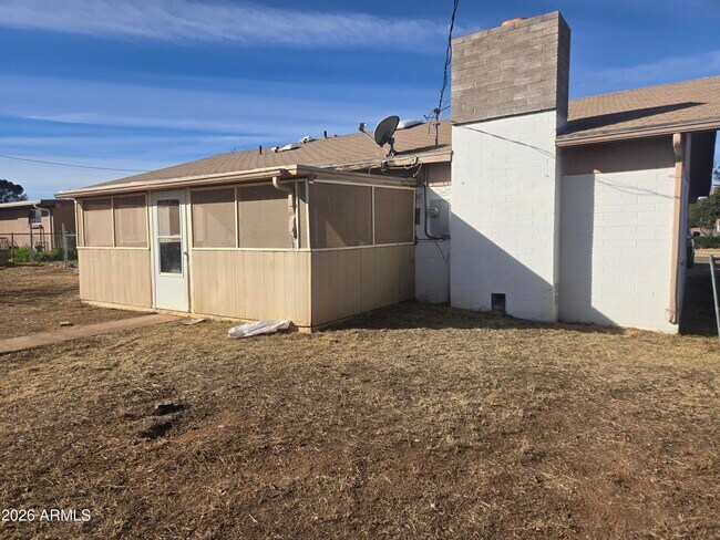 Building Photo - 302 3rd St