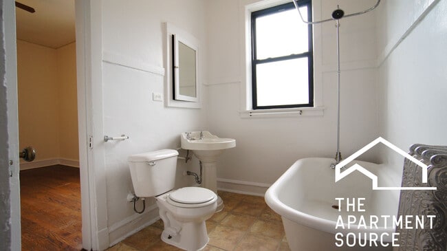 Building Photo - 2422 N Sawyer Ave