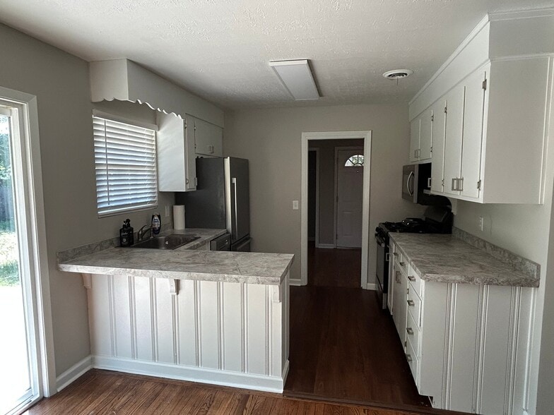 Building Photo - 2055 Fernwood Cir