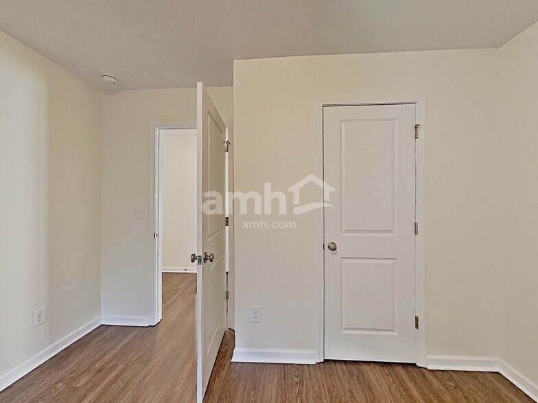 Building Photo - 386 Camp Cir