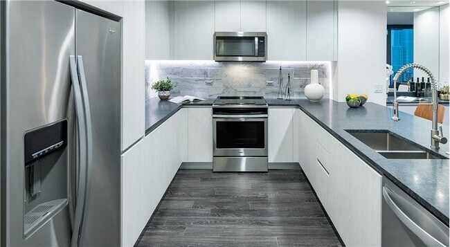 Building Photo - 301 W 5th St