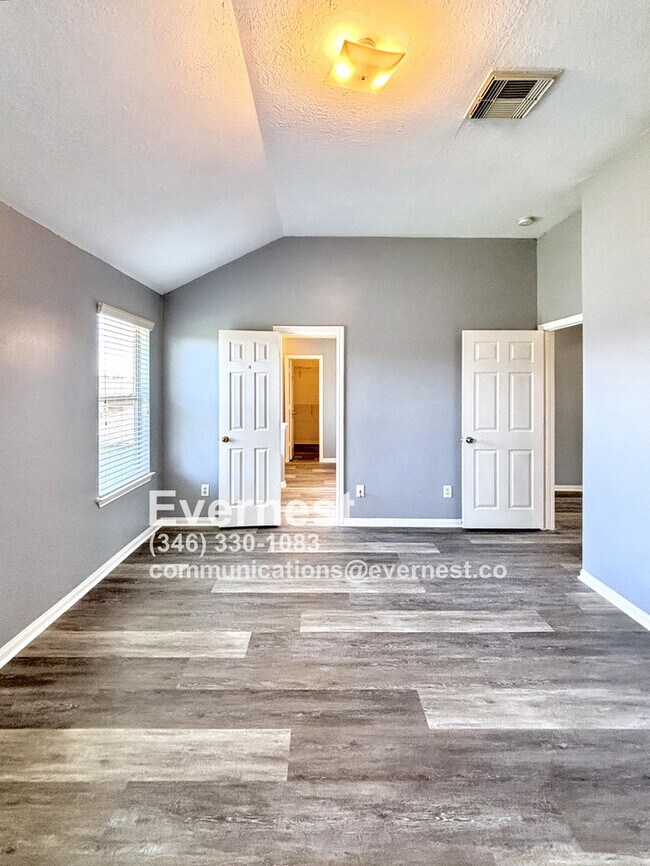 Building Photo - 3-Bedroom Home with Scenic Community Ameni...