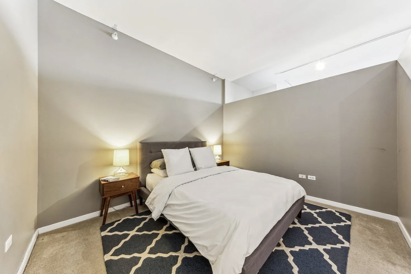 Building Photo - 860 W Blackhawk St