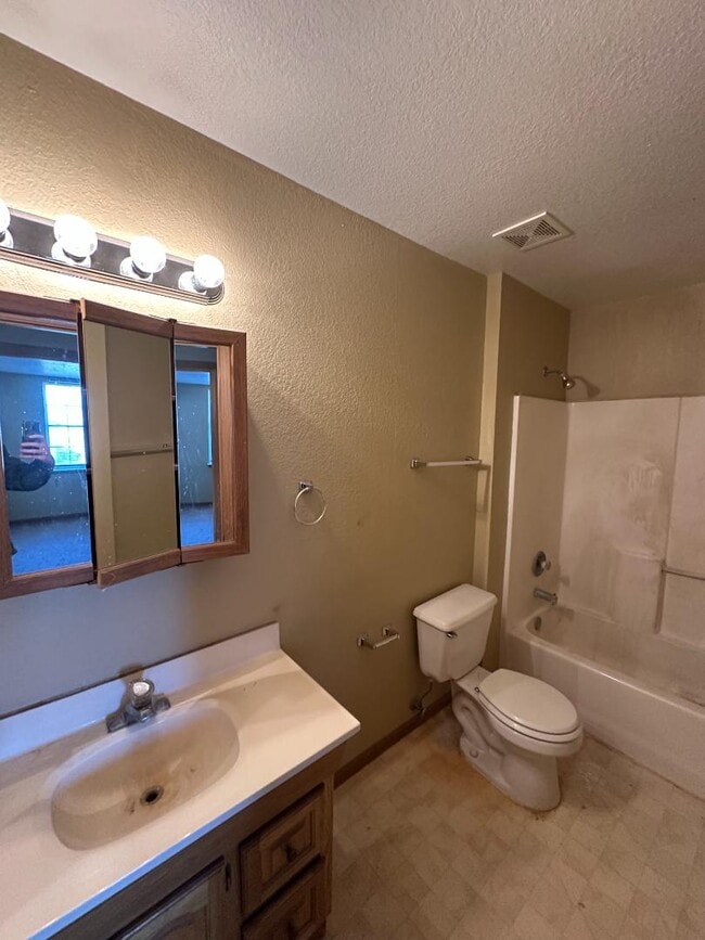 Building Photo - 103 S Woods Ct