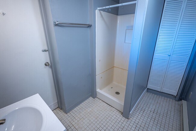 Building Photo - Spacious 1-Bedroom Apartment with Parking & Shared Yard - Midtown Kingston