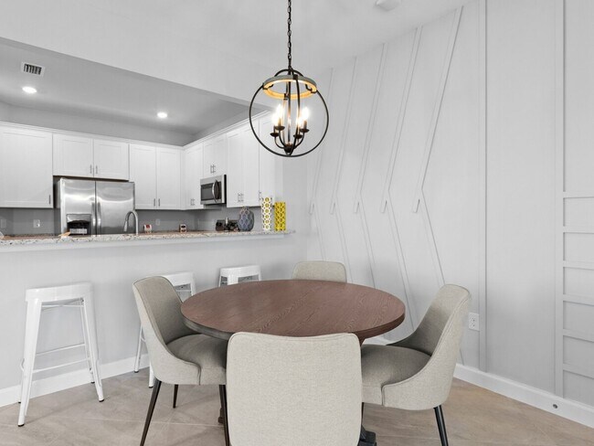 Building Photo - 3 Bedroom - Fully Furnished Townhome in Fo...