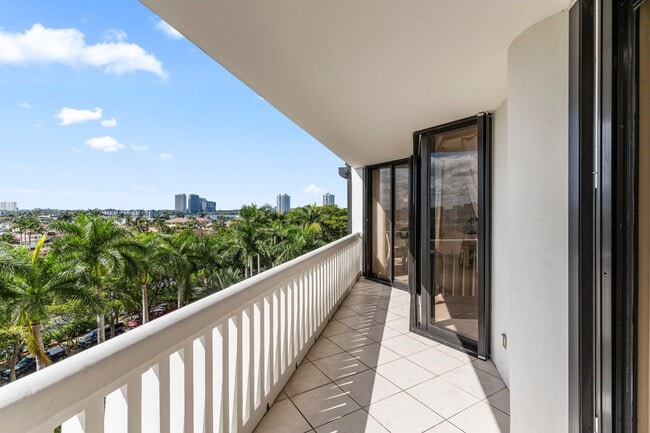 Building Photo - 2000 E Island Blvd